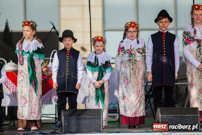 Zdjęcie w galerii na portalu naszraciborz.pl: Występy artystyczne podczas jarmarku wielkanocnego wiadomości z regionu
