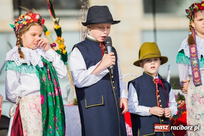 Zdjęcie w galerii na portalu naszraciborz.pl: Występy artystyczne podczas jarmarku wielkanocnego wiadomości z regionu