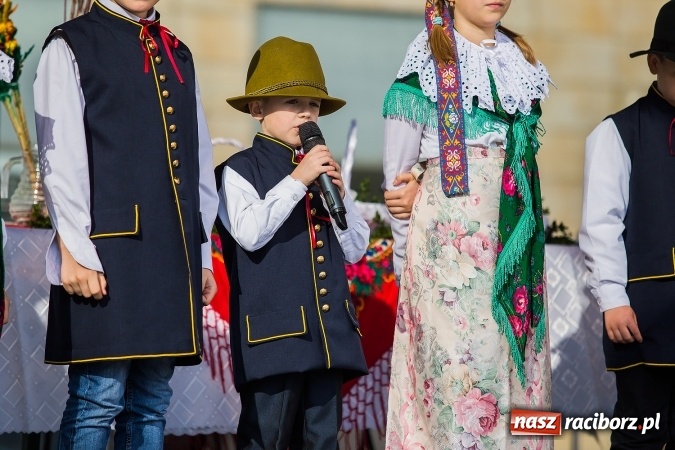 Zdjęcie w galerii na portalu naszraciborz.pl: Występy artystyczne podczas jarmarku wielkanocnego wiadomości z regionu