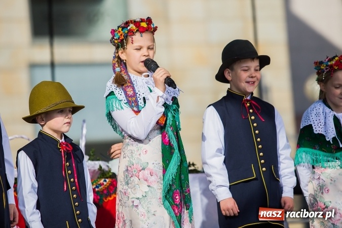 Zdjęcie w galerii na portalu naszraciborz.pl: Występy artystyczne podczas jarmarku wielkanocnego wiadomości z regionu