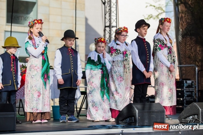 Zdjęcie w galerii na portalu naszraciborz.pl: Występy artystyczne podczas jarmarku wielkanocnego wiadomości z regionu