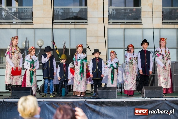 Zdjęcie w galerii na portalu naszraciborz.pl: Występy artystyczne podczas jarmarku wielkanocnego wiadomości z regionu