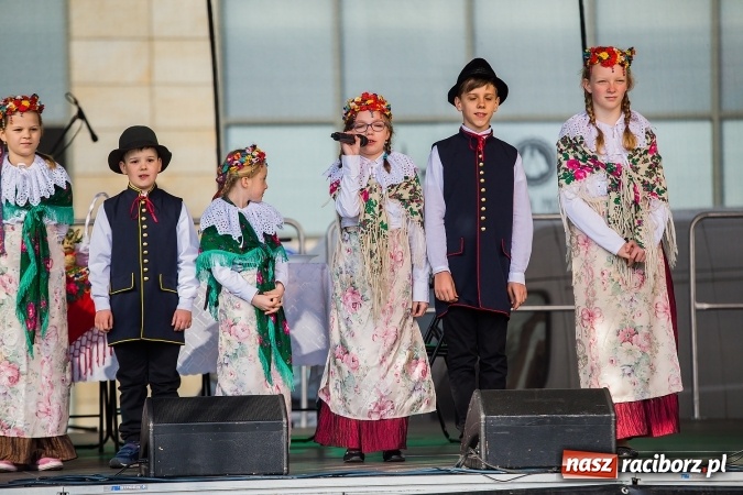 Zdjęcie w galerii na portalu naszraciborz.pl: Występy artystyczne podczas jarmarku wielkanocnego wiadomości z regionu