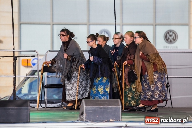 Zdjęcie w galerii na portalu naszraciborz.pl: Występy artystyczne podczas jarmarku wielkanocnego wiadomości z regionu