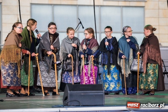 Zdjęcie w galerii na portalu naszraciborz.pl: Występy artystyczne podczas jarmarku wielkanocnego wiadomości z regionu