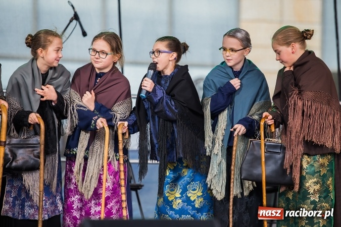 Zdjęcie w galerii na portalu naszraciborz.pl: Występy artystyczne podczas jarmarku wielkanocnego wiadomości z regionu