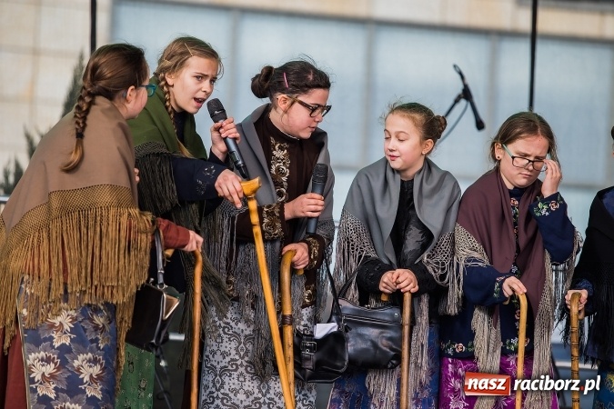 Zdjęcie w galerii na portalu naszraciborz.pl: Występy artystyczne podczas jarmarku wielkanocnego wiadomości z regionu