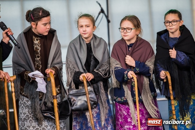 Zdjęcie w galerii na portalu naszraciborz.pl: Występy artystyczne podczas jarmarku wielkanocnego wiadomości z regionu