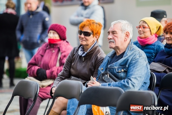 Zdjęcie w galerii na portalu naszraciborz.pl: Występy artystyczne podczas jarmarku wielkanocnego wiadomości z regionu