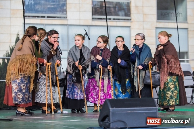 Zdjęcie w galerii na portalu naszraciborz.pl: Występy artystyczne podczas jarmarku wielkanocnego wiadomości z regionu