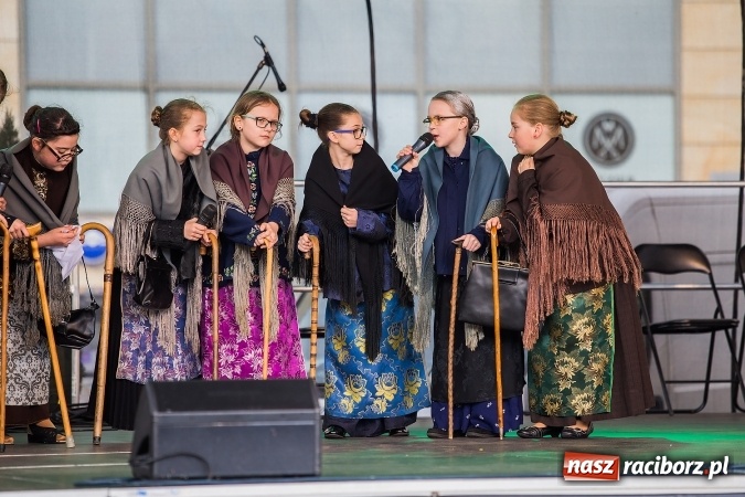 Zdjęcie w galerii na portalu naszraciborz.pl: Występy artystyczne podczas jarmarku wielkanocnego wiadomości z regionu