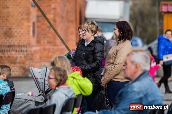 Zdjęcie w galerii na portalu naszraciborz.pl: Występy artystyczne podczas jarmarku wielkanocnego wiadomości z regionu