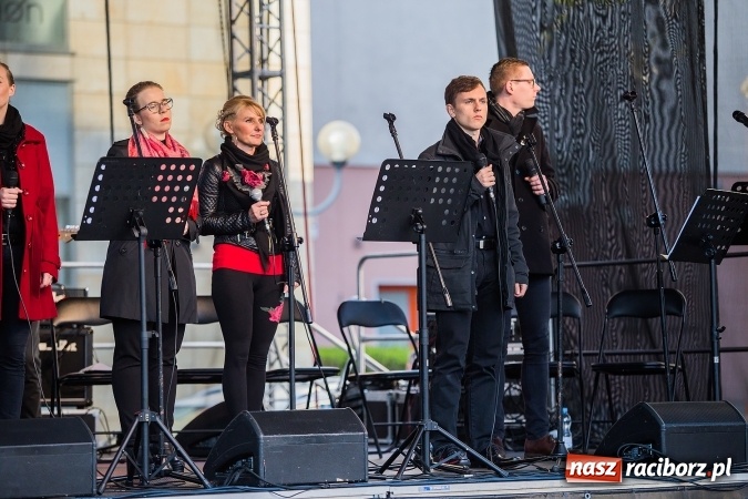 Zdjęcie w galerii na portalu naszraciborz.pl: Występy artystyczne podczas jarmarku wielkanocnego wiadomości z regionu