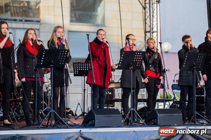 Zdjęcie w galerii na portalu naszraciborz.pl: Występy artystyczne podczas jarmarku wielkanocnego wiadomości z regionu