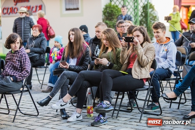 Zdjęcie w galerii na portalu naszraciborz.pl: Występy artystyczne podczas jarmarku wielkanocnego wiadomości z regionu