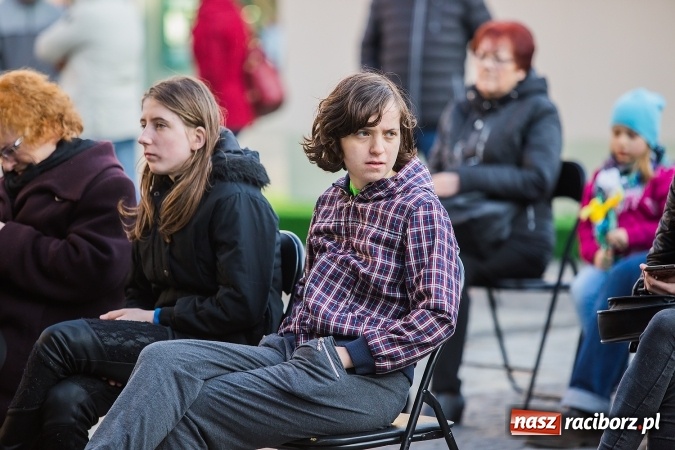 Zdjęcie w galerii na portalu naszraciborz.pl: Występy artystyczne podczas jarmarku wielkanocnego wiadomości z regionu