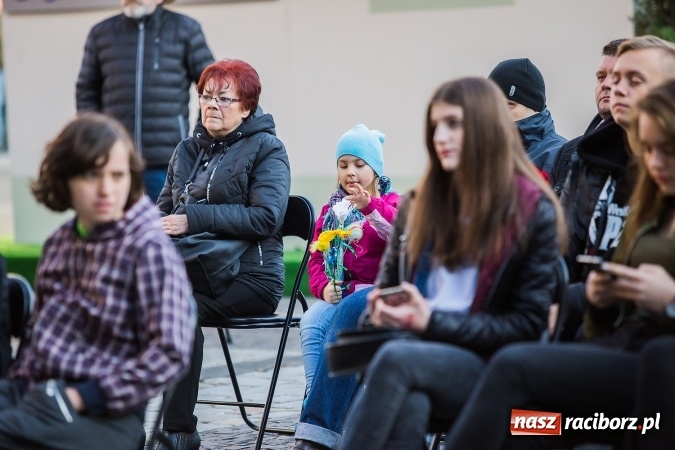 Zdjęcie w galerii na portalu naszraciborz.pl: Występy artystyczne podczas jarmarku wielkanocnego wiadomości z regionu