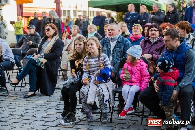 Zdjęcie w galerii na portalu naszraciborz.pl: Występy artystyczne podczas jarmarku wielkanocnego wiadomości z regionu