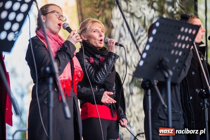 Zdjęcie w galerii na portalu naszraciborz.pl: Występy artystyczne podczas jarmarku wielkanocnego wiadomości z regionu