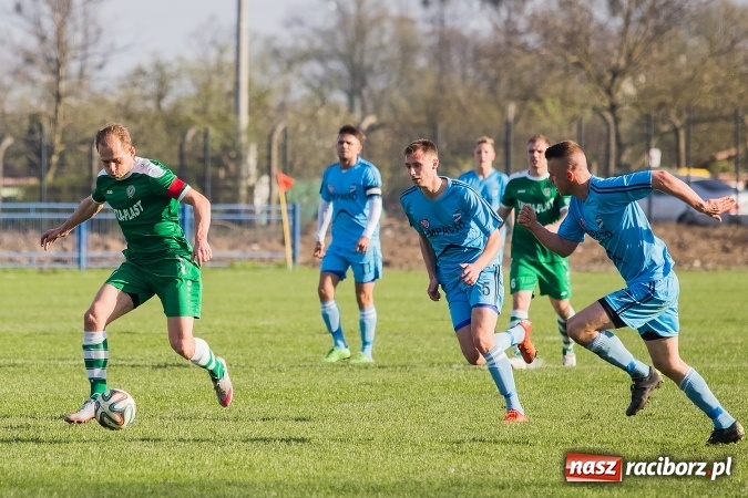 Zdjęcie w galerii na portalu naszraciborz.pl: IV liga: Mateusz Kocot show przy Srebrnej  wiadomości z regionu