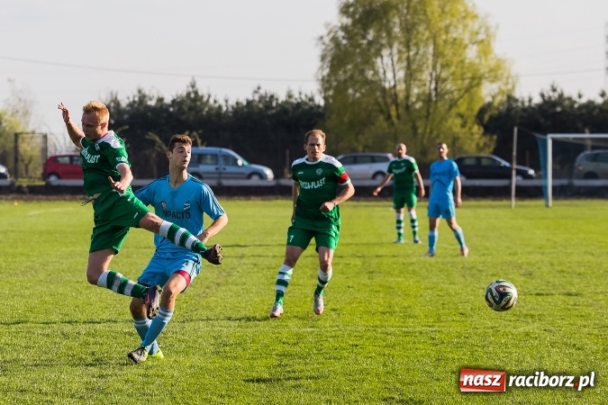 Zdjęcie w galerii na portalu naszraciborz.pl: IV liga: Mateusz Kocot show przy Srebrnej  wiadomości z regionu