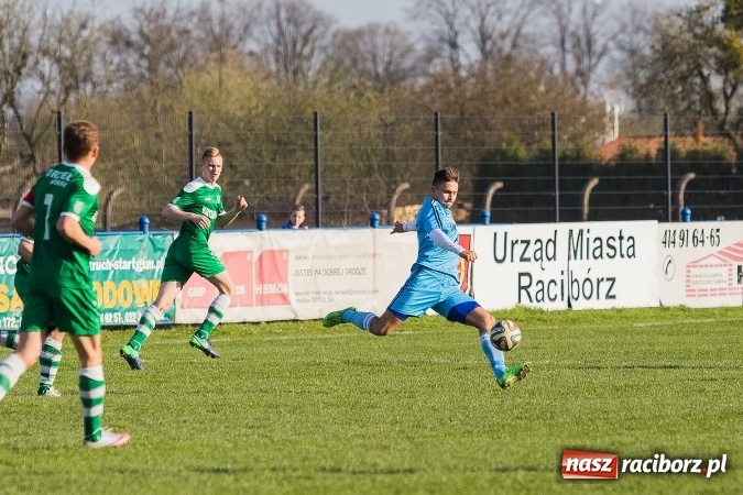Zdjęcie w galerii na portalu naszraciborz.pl: IV liga: Mateusz Kocot show przy Srebrnej  wiadomości z regionu