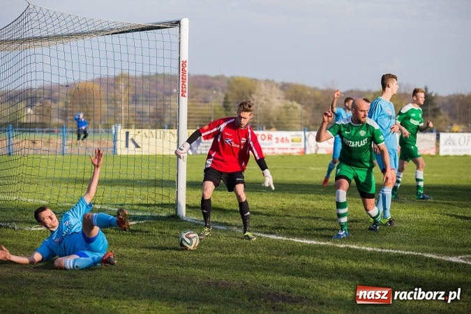 Zdjęcie w galerii na portalu naszraciborz.pl: IV liga: Mateusz Kocot show przy Srebrnej  wiadomości z regionu