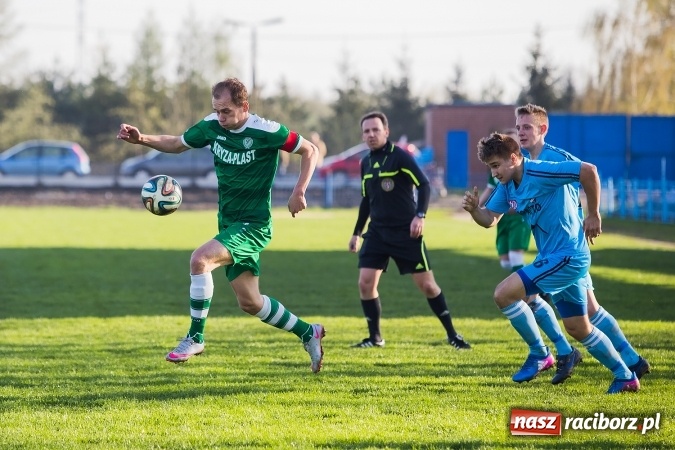 Zdjęcie w galerii na portalu naszraciborz.pl: IV liga: Mateusz Kocot show przy Srebrnej  wiadomości z regionu