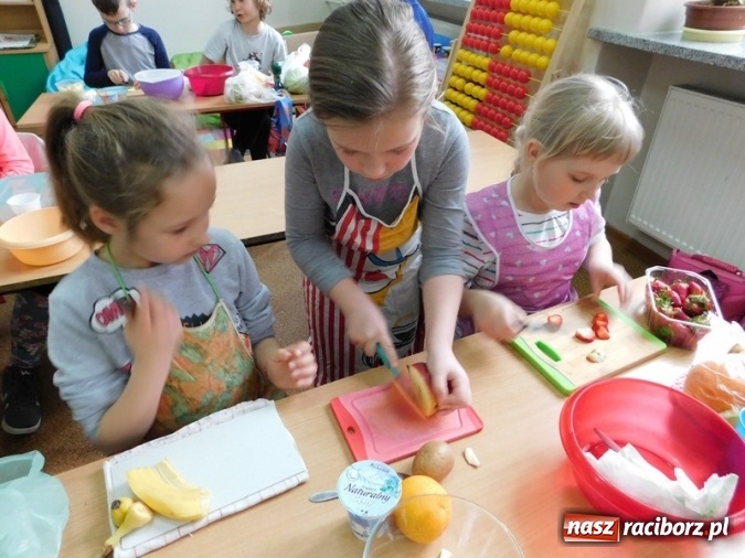 Zdjęcie w galerii na portalu naszraciborz.pl: Smacznie, zdrowo, kolorowo w SP 4  wiadomości z regionu