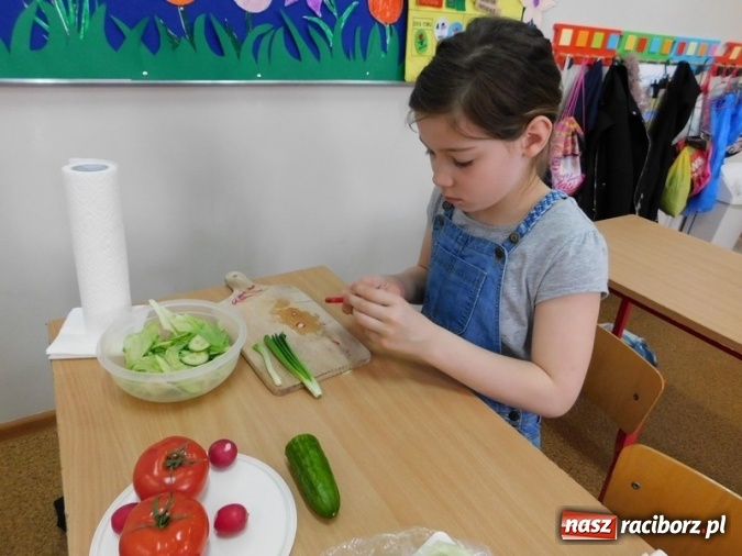 Zdjęcie w galerii na portalu naszraciborz.pl: Smacznie, zdrowo, kolorowo w SP 4  wiadomości z regionu