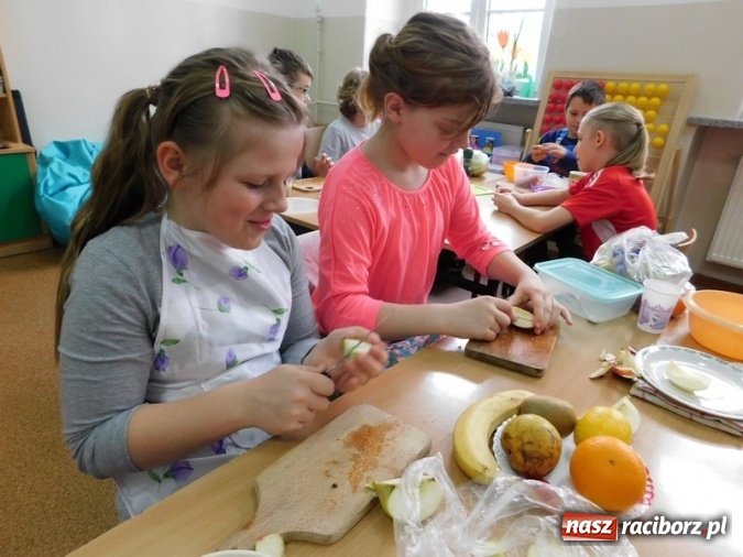 Zdjęcie w galerii na portalu naszraciborz.pl: Smacznie, zdrowo, kolorowo w SP 4  wiadomości z regionu