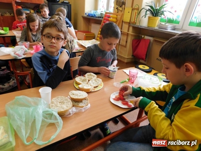 Zdjęcie w galerii na portalu naszraciborz.pl: Smacznie, zdrowo, kolorowo w SP 4  wiadomości z regionu
