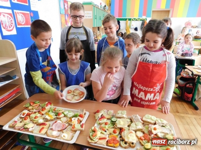 Zdjęcie w galerii na portalu naszraciborz.pl: Smacznie, zdrowo, kolorowo w SP 4  wiadomości z regionu