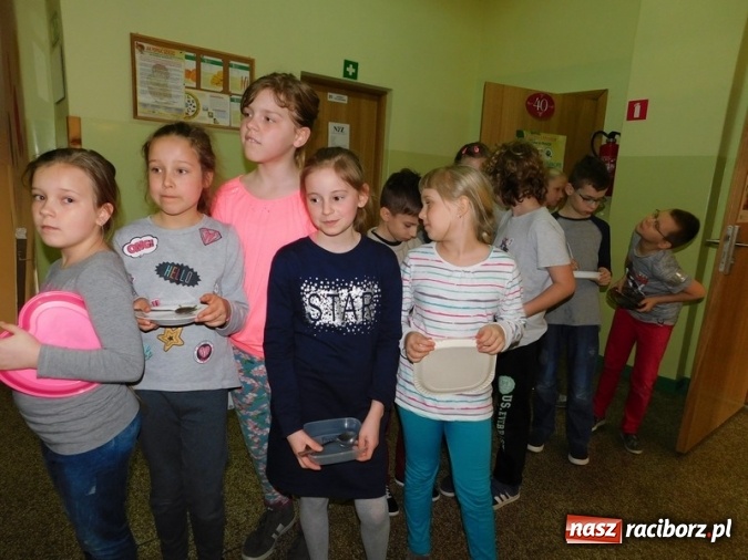 Zdjęcie w galerii na portalu naszraciborz.pl: Smacznie, zdrowo, kolorowo w SP 4  wiadomości z regionu