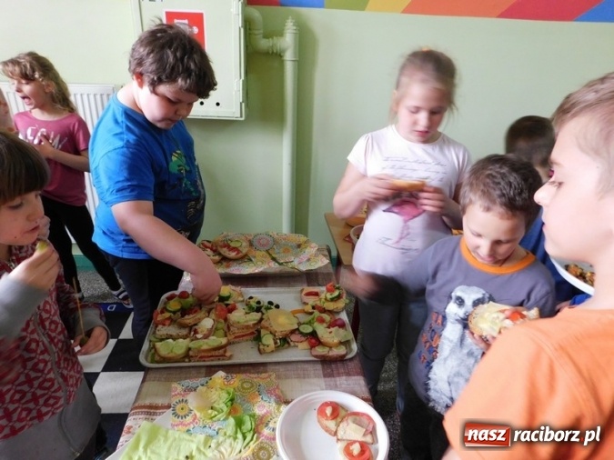 Zdjęcie w galerii na portalu naszraciborz.pl: Smacznie, zdrowo, kolorowo w SP 4  wiadomości z regionu