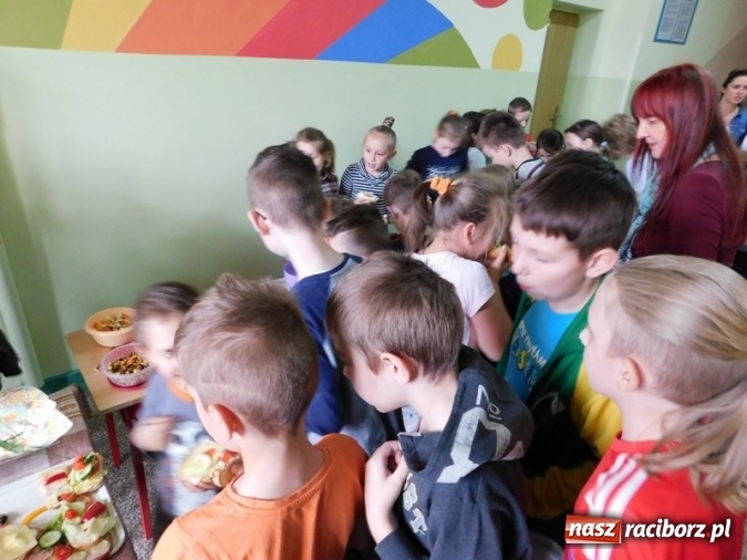 Zdjęcie w galerii na portalu naszraciborz.pl: Smacznie, zdrowo, kolorowo w SP 4  wiadomości z regionu