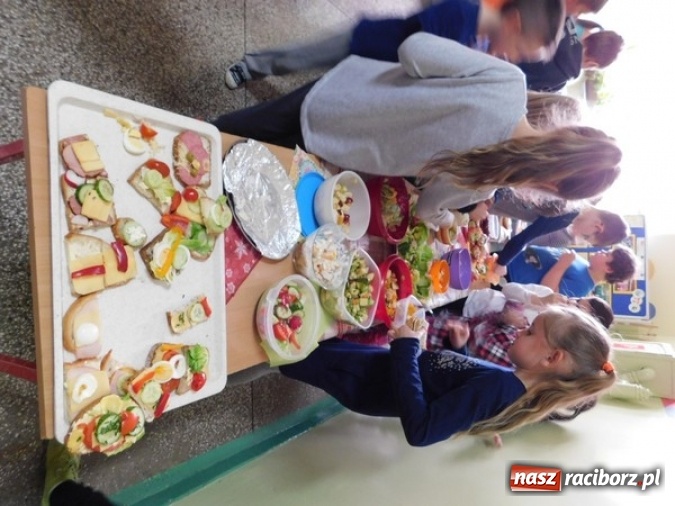 Zdjęcie w galerii na portalu naszraciborz.pl: Smacznie, zdrowo, kolorowo w SP 4  wiadomości z regionu