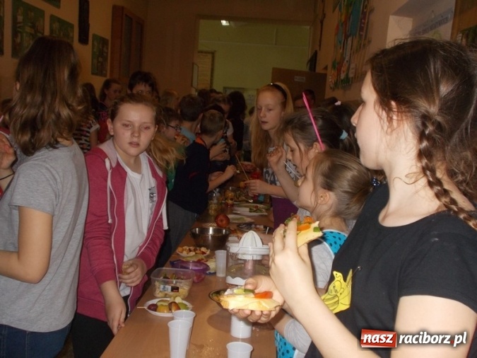 Zdjęcie w galerii na portalu naszraciborz.pl: Smacznie, zdrowo, kolorowo w SP 4  wiadomości z regionu