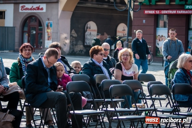 Zdjęcie w galerii na portalu naszraciborz.pl: Niedzielne występy artystyczne podczas Jarmarku Wielkanocnego wiadomości z regionu