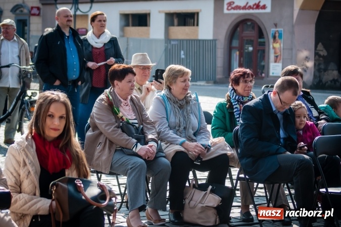 Zdjęcie w galerii na portalu naszraciborz.pl: Niedzielne występy artystyczne podczas Jarmarku Wielkanocnego wiadomości z regionu