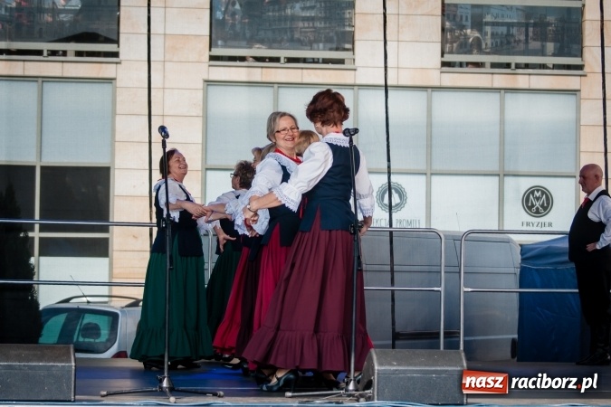 Zdjęcie w galerii na portalu naszraciborz.pl: Niedzielne występy artystyczne podczas Jarmarku Wielkanocnego wiadomości z regionu