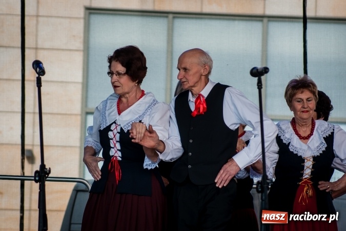 Zdjęcie w galerii na portalu naszraciborz.pl: Niedzielne występy artystyczne podczas Jarmarku Wielkanocnego wiadomości z regionu