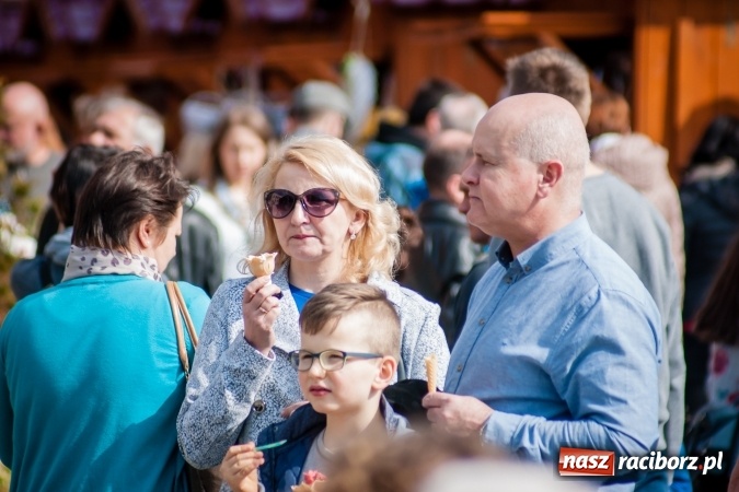 Zdjęcie w galerii na portalu naszraciborz.pl: Niedzielne występy artystyczne podczas Jarmarku Wielkanocnego wiadomości z regionu