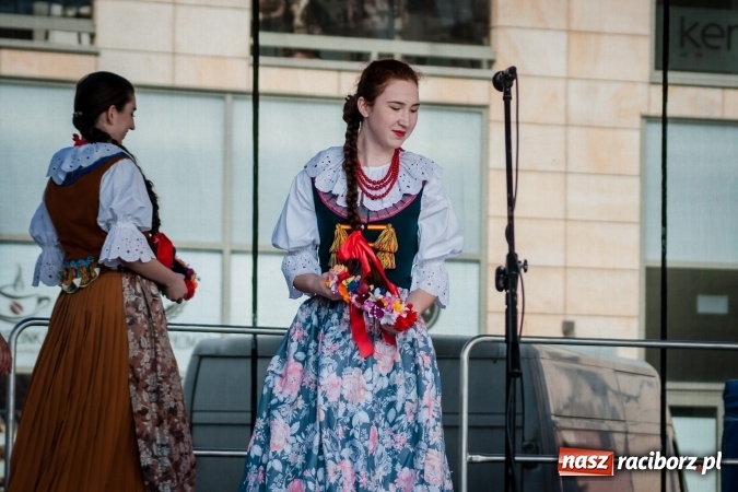 Zdjęcie w galerii na portalu naszraciborz.pl: Niedzielne występy artystyczne podczas Jarmarku Wielkanocnego wiadomości z regionu