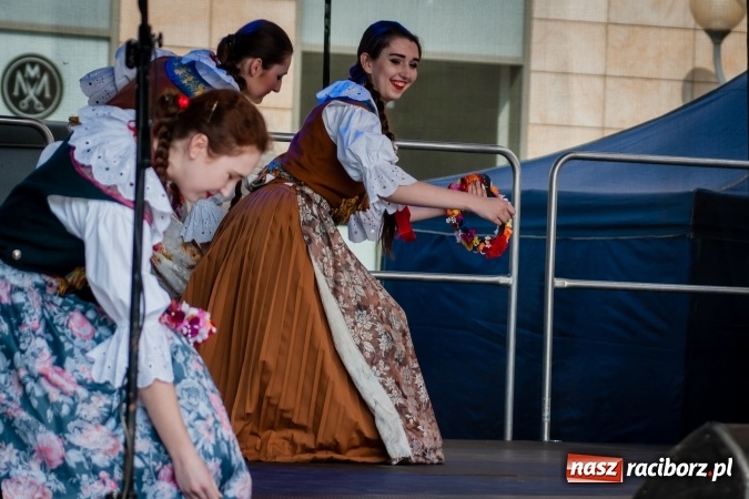 Zdjęcie w galerii na portalu naszraciborz.pl: Niedzielne występy artystyczne podczas Jarmarku Wielkanocnego wiadomości z regionu