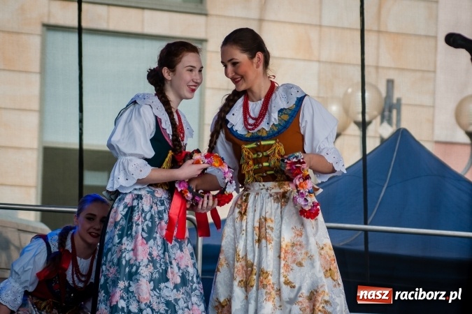 Zdjęcie w galerii na portalu naszraciborz.pl: Niedzielne występy artystyczne podczas Jarmarku Wielkanocnego wiadomości z regionu