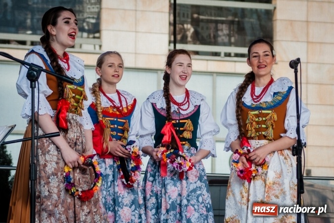 Zdjęcie w galerii na portalu naszraciborz.pl: Niedzielne występy artystyczne podczas Jarmarku Wielkanocnego wiadomości z regionu