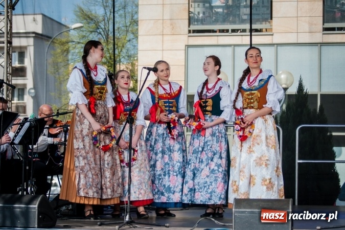 Zdjęcie w galerii na portalu naszraciborz.pl: Niedzielne występy artystyczne podczas Jarmarku Wielkanocnego wiadomości z regionu