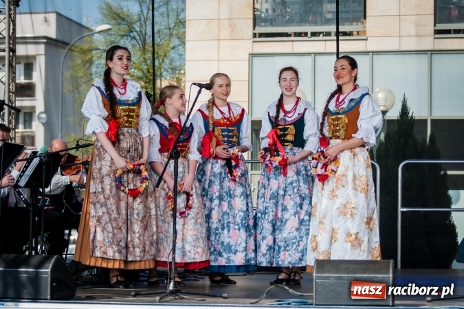 Zdjęcie w galerii na portalu naszraciborz.pl: Niedzielne występy artystyczne podczas Jarmarku Wielkanocnego wiadomości z regionu