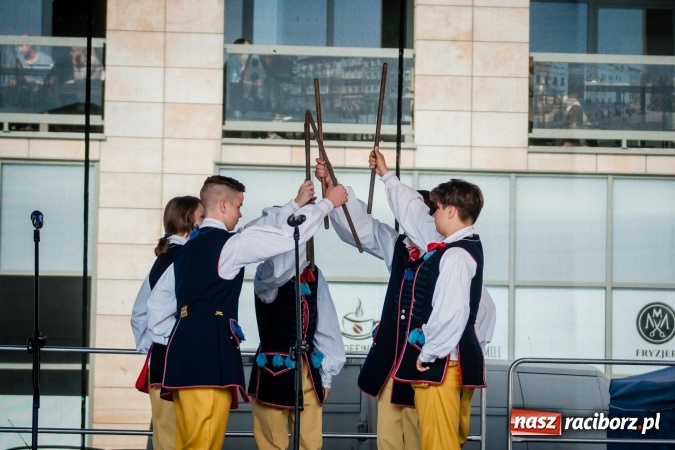 Zdjęcie w galerii na portalu naszraciborz.pl: Niedzielne występy artystyczne podczas Jarmarku Wielkanocnego wiadomości z regionu